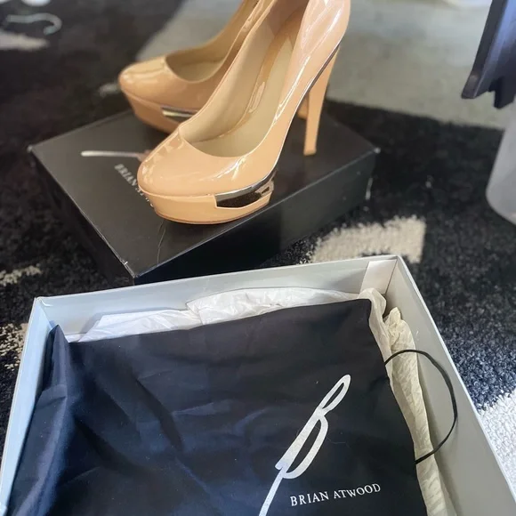 NEW Brian Atwood Nude/Gold Leonida Pumps - Picture 7 of 7